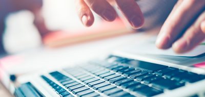 Descubre cómo la Inteligencia Artificial puede ayudarte a ahorrar recursos en tus procesos administrativos