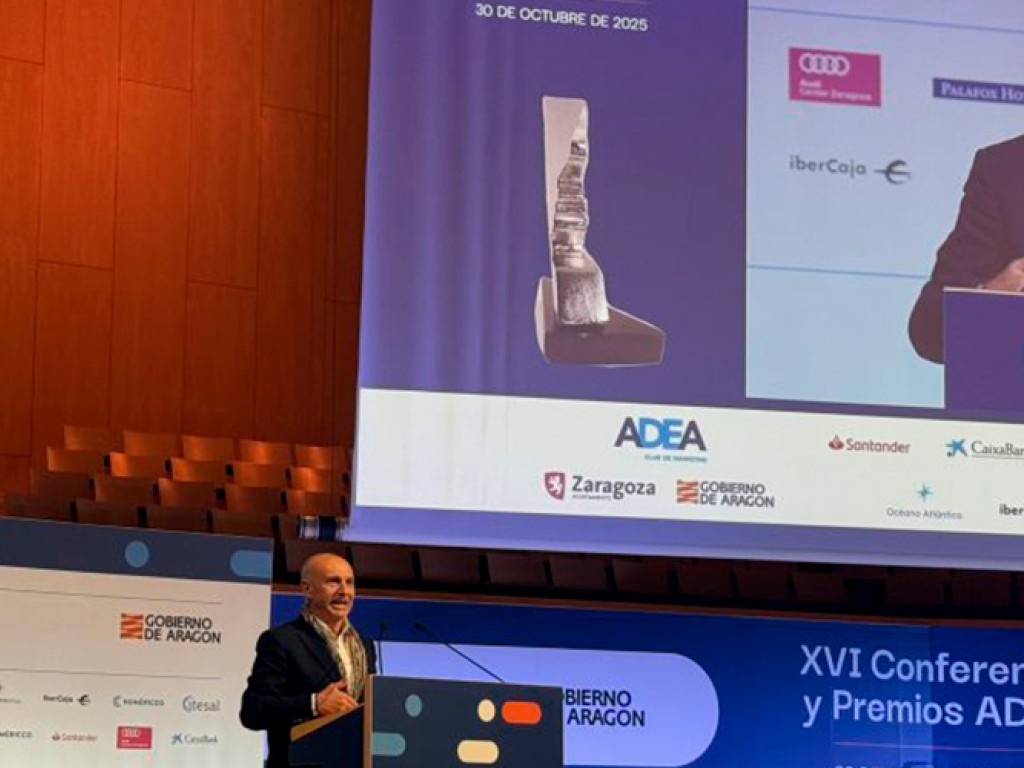 Carlos Pascual, presidente de Integra, recibe el Premio ADEA a la Trayectoria