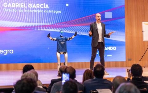 Robot en el evento Liderando la IA