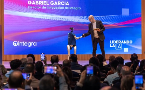 Robot en el evento Liderando la IA