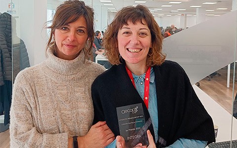 Yolanda Cañizares y Reyes Gistas con el Premio AECOP